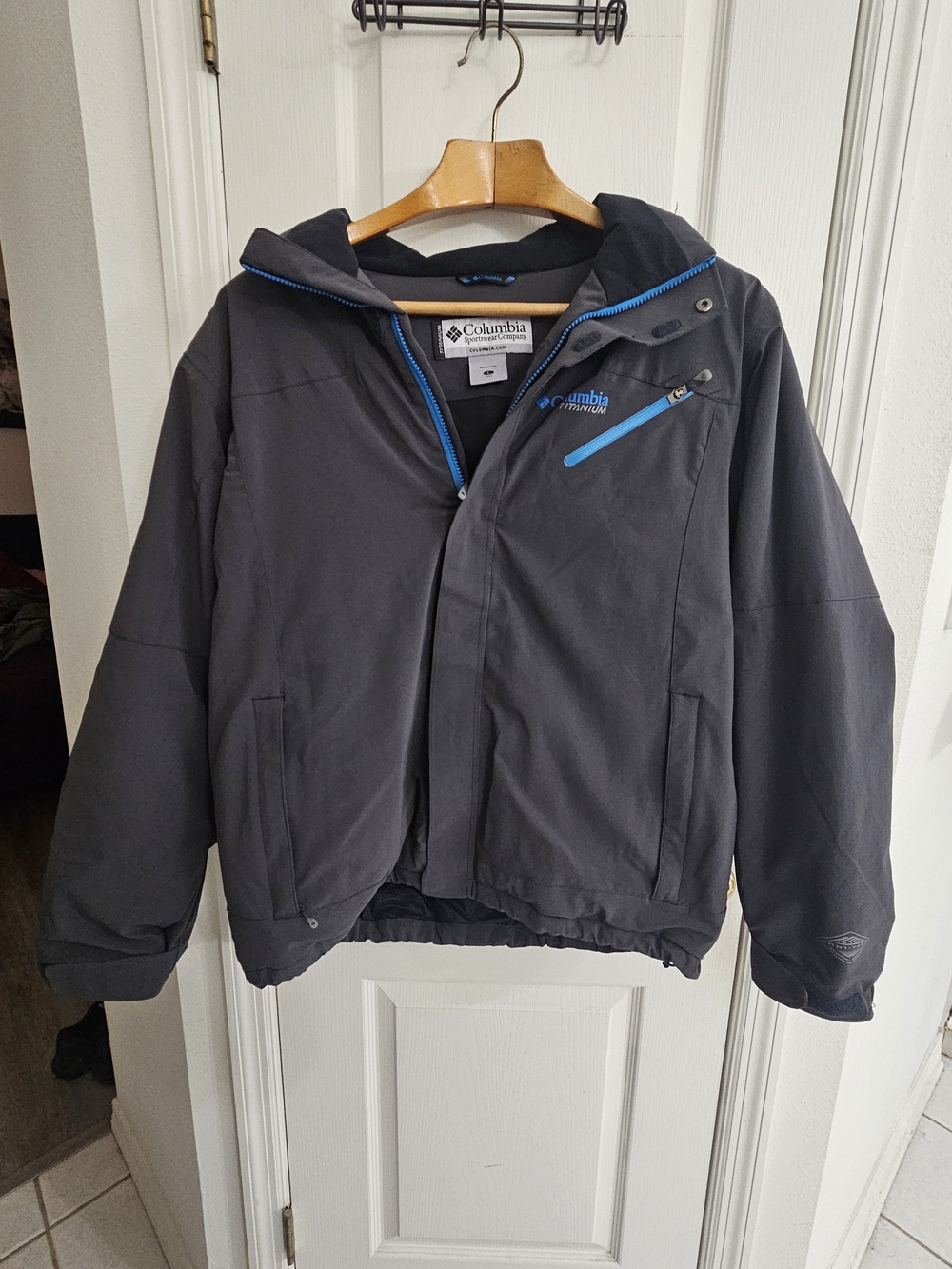 Columbia Titanium Men’s Ski Black Hooded Jacket with Blue Trim